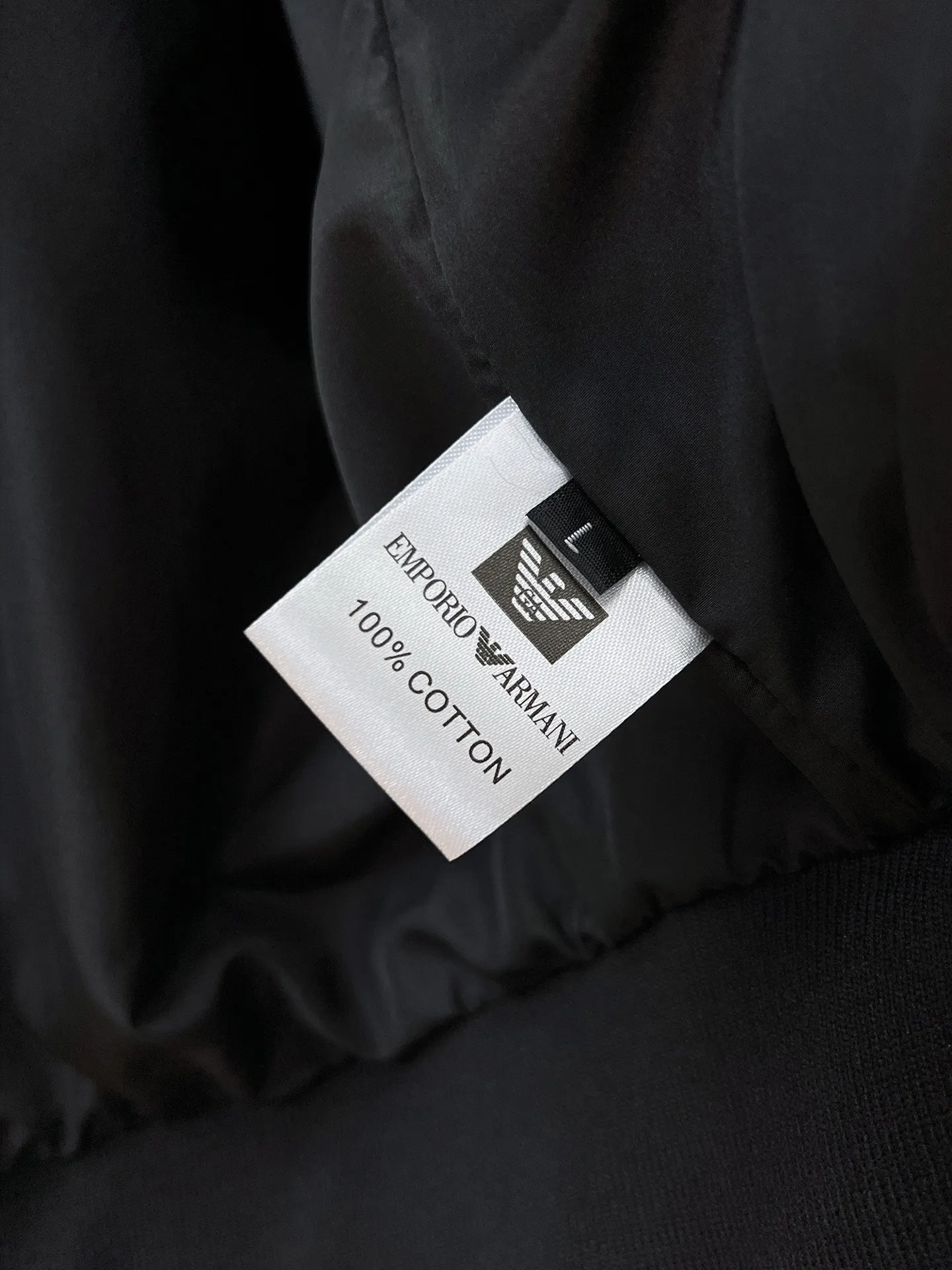 Armani official website Same Style, complete with three labels, on sale in advance. 2026 Autumn and Winter New Arrival men's jacket, Original with complete three labels, Premium version. Custom-made fabrics at the counter. Breathable, high comfort, impeccable details, brand element design concept, reflecting high quality. It feels delicate and soft, presents a casual cut, and has a great upper body shape. Sizes: M～3XL,